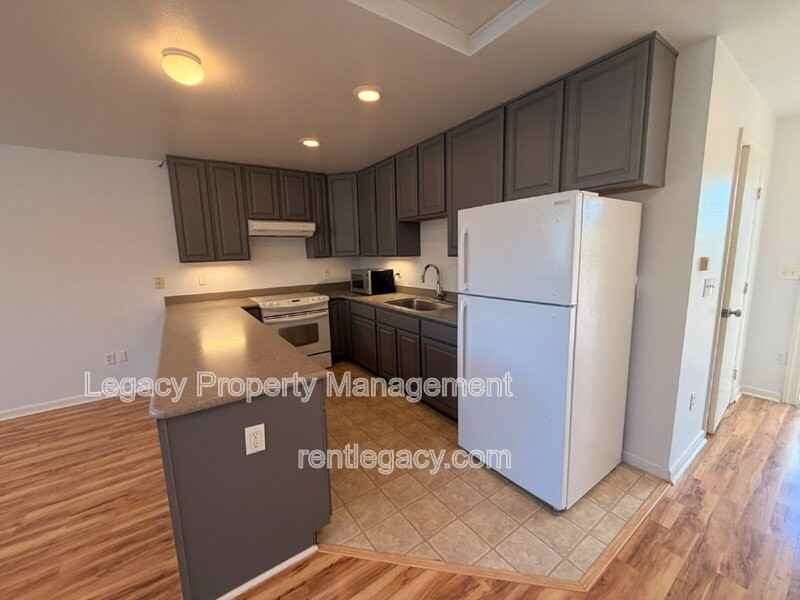 3884 Bayview Cir - Photo 4 of 21