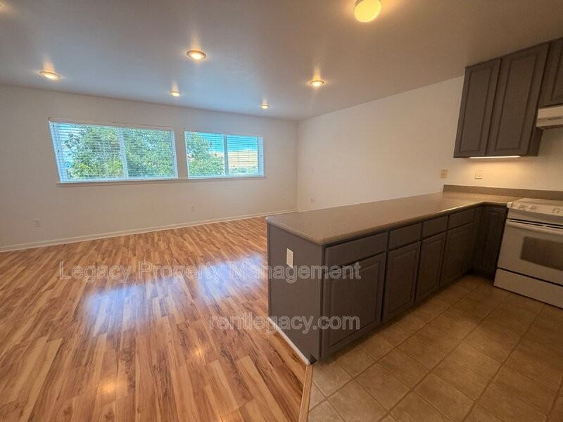 3884 Bayview Cir - Photo 6 of 21