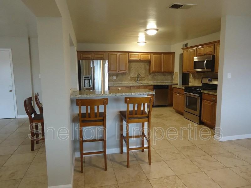 1041 W 18th St - Photo 3 of 10