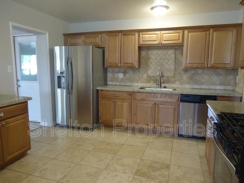 1041 W 18th St - Photo 4 of 10