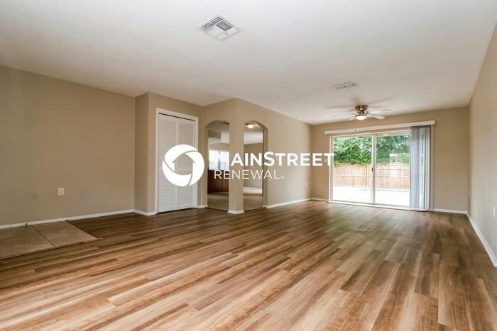 9109 Derby Ln - Photo 4 of 15