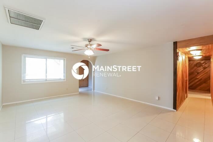 4613 N 80th Dr - Photo 4 of 15