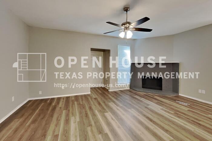 912 Fenway Ln - Photo 4 of 20