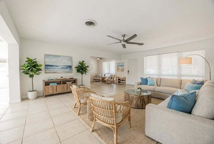 270 Southeast 9th Court - Photo 4 of 9