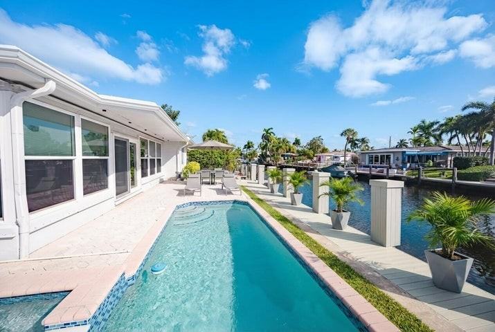 270 Southeast 9th Court - Photo 3 of 9