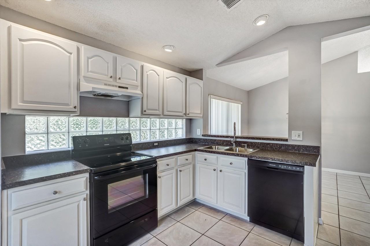 1033 Lake Davenport Blvd #1 - Photo 7 of 47