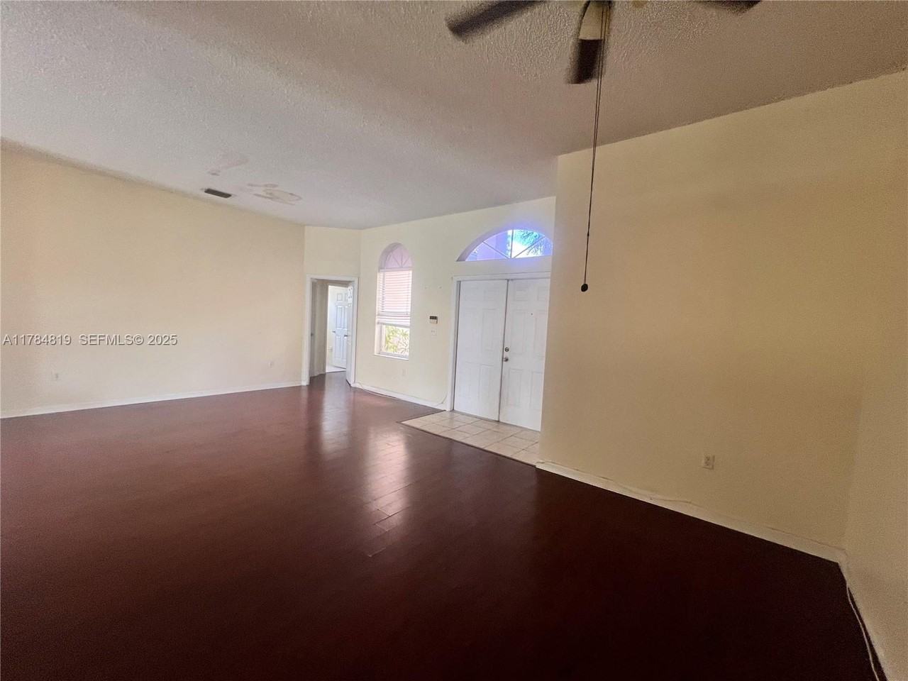 635 Southeast 28th Lane - Photo 2 of 10