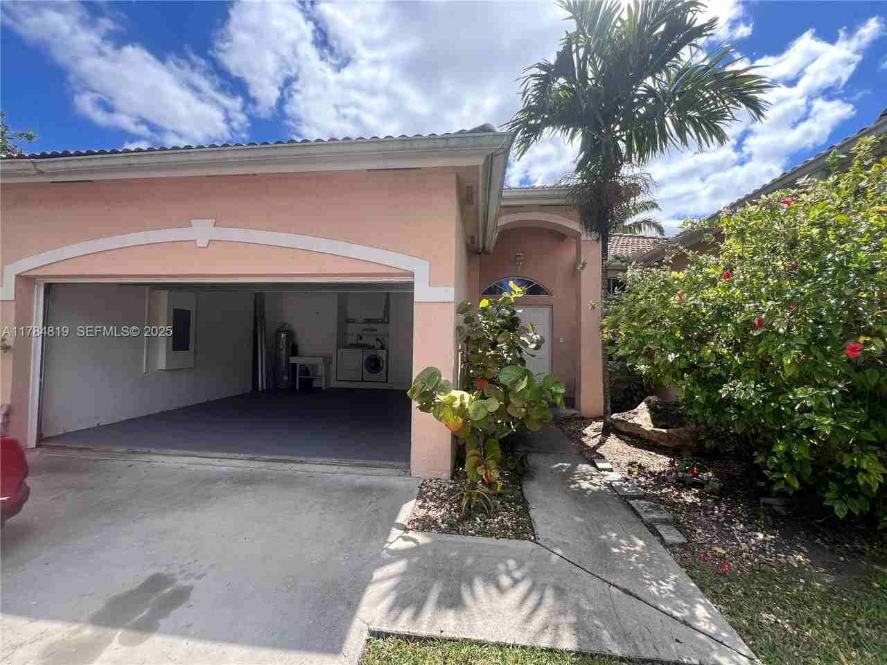 635 Southeast 28th Lane - Photo 3 of 10