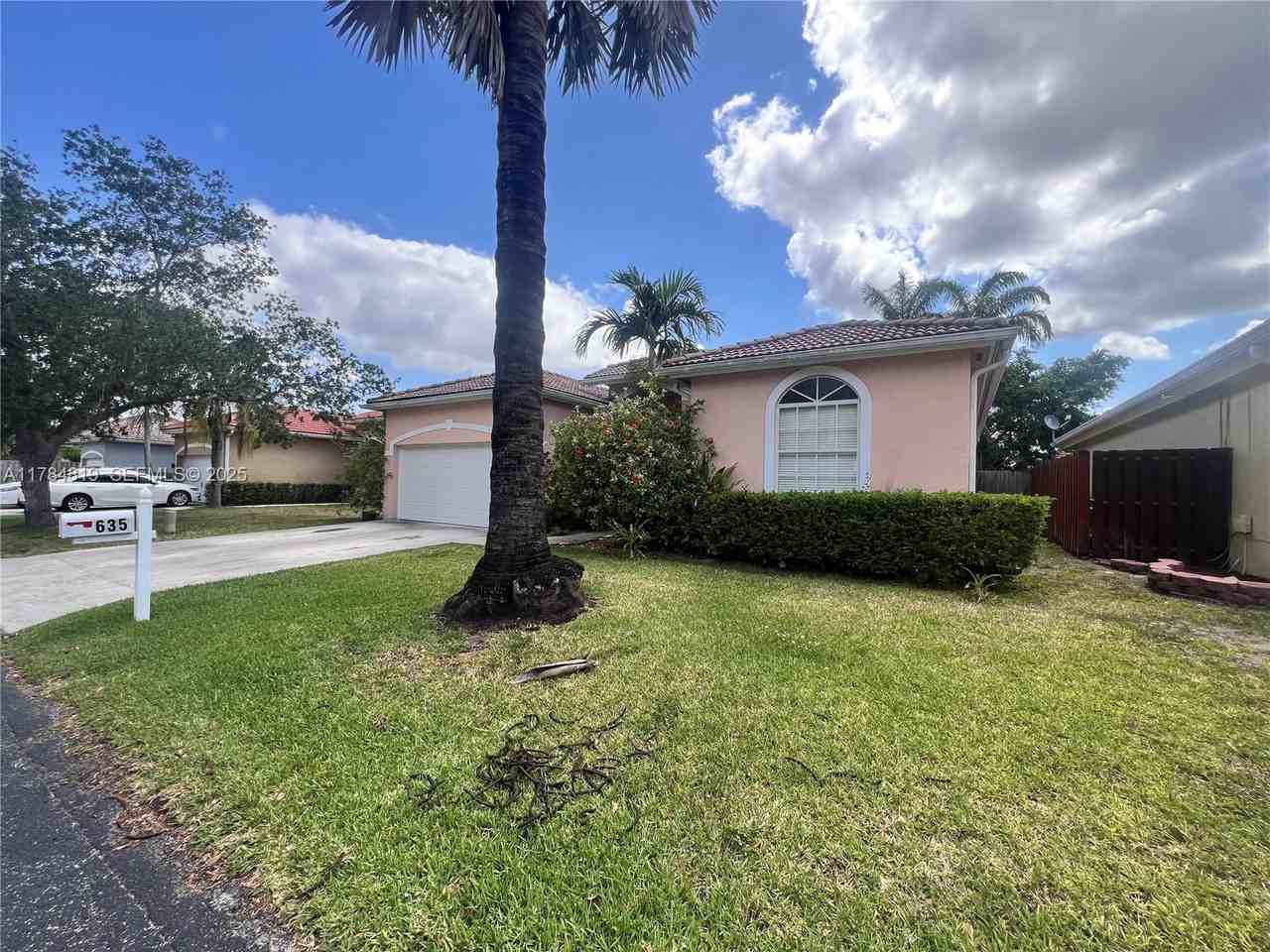 635 Southeast 28th Lane - Photo 5 of 10