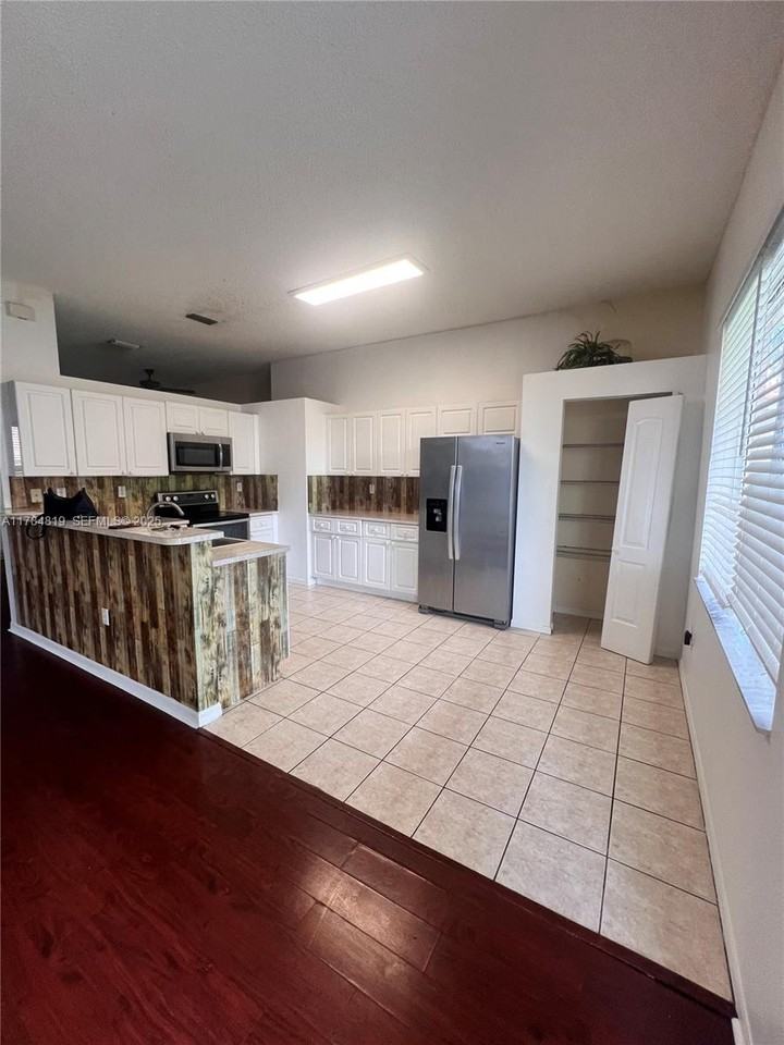 635 Southeast 28th Lane - Photo 6 of 10