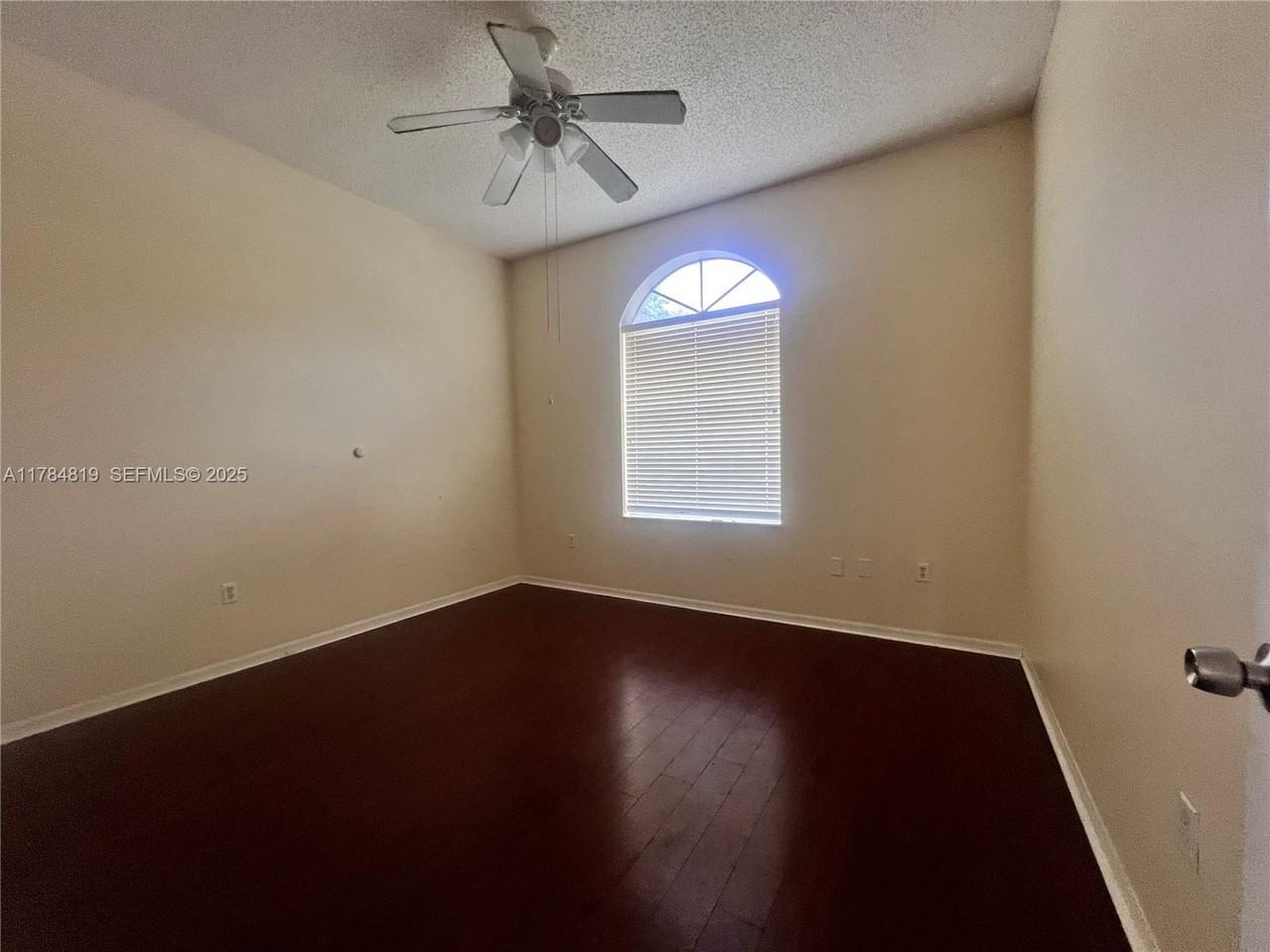 635 Southeast 28th Lane - Photo 7 of 10