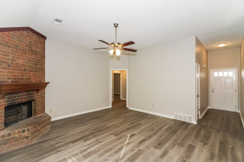 4371 Bunker Hill Dr - Photo 4 of 16