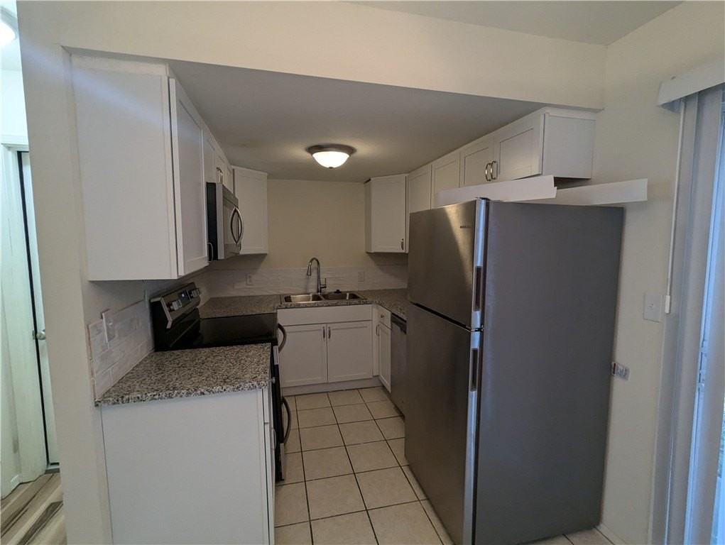 2437 N Brophy Ave #4 - Photo 3 of 12