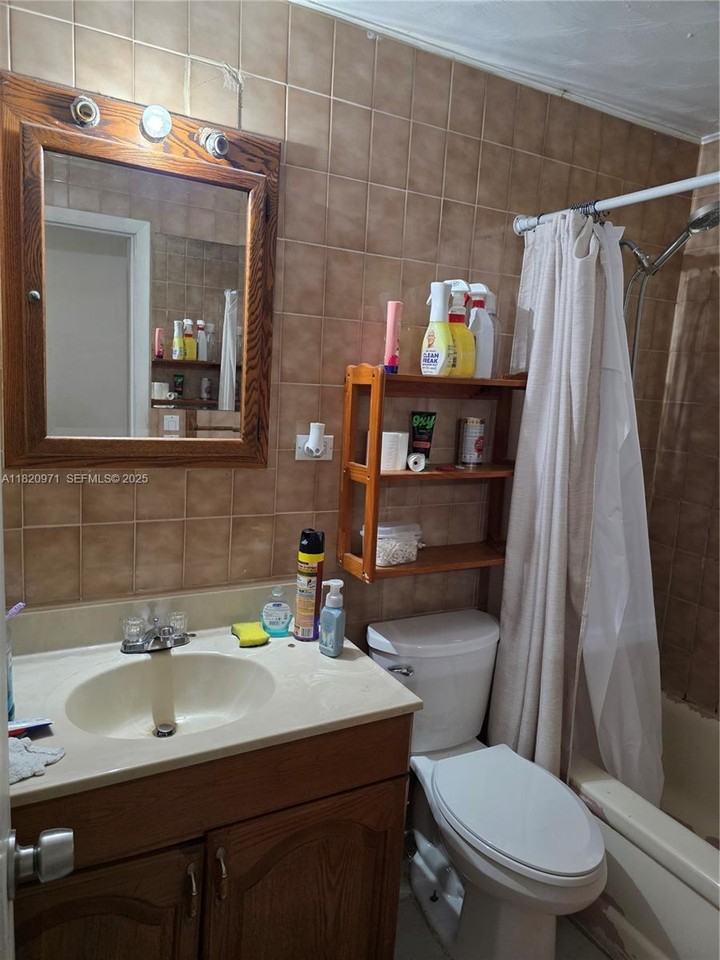 1101 Northeast 23rd Place #1 - Photo 3 of 18