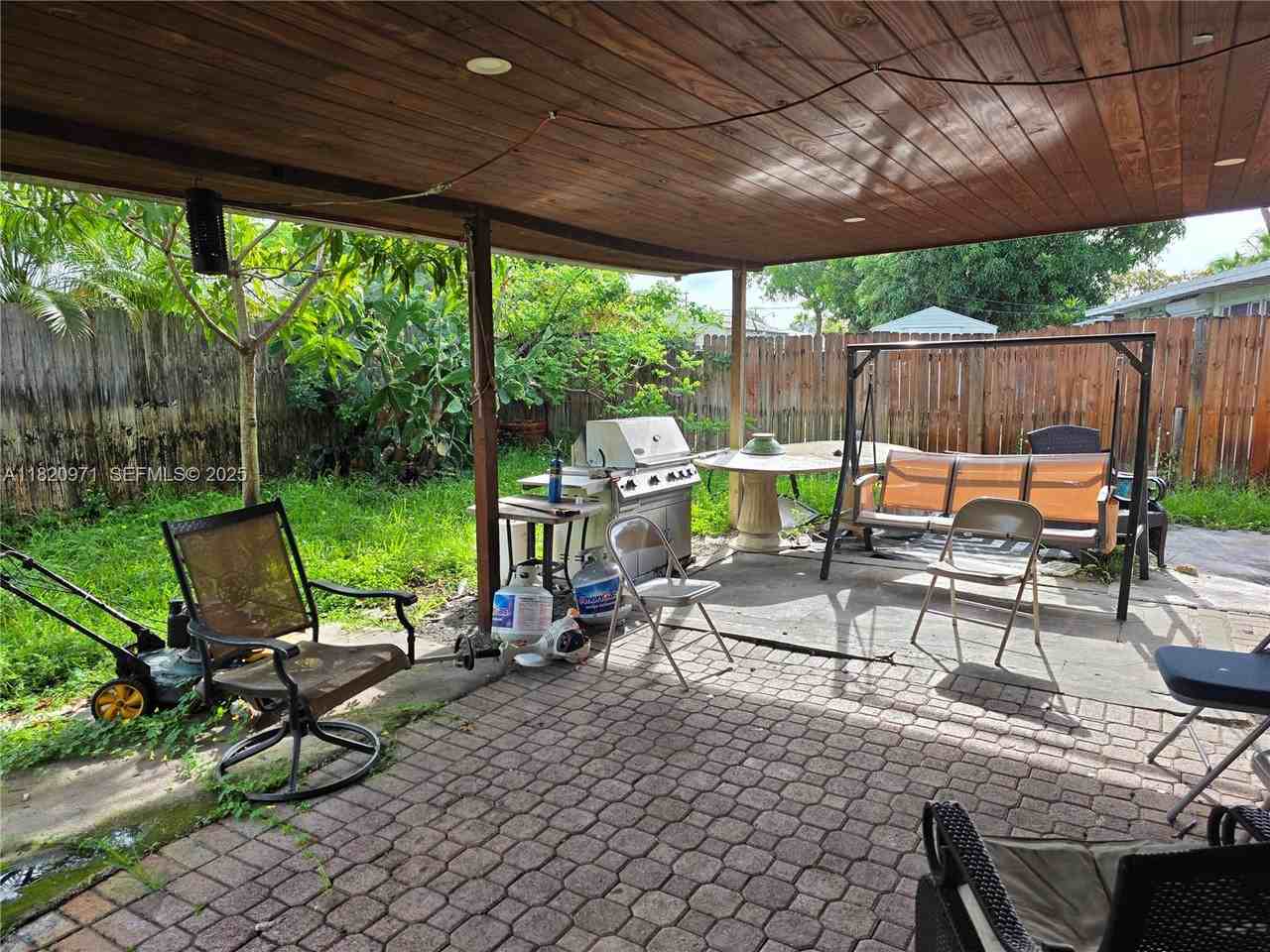 1101 Northeast 23rd Place #1 - Photo 5 of 18