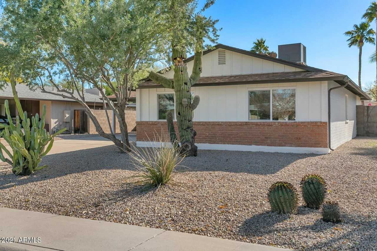 2333 E Paradise Dr - Photo 2 of 26