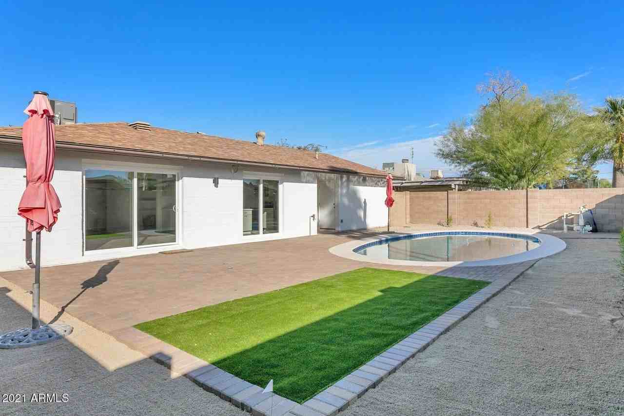 2333 E Paradise Dr - Photo 3 of 26