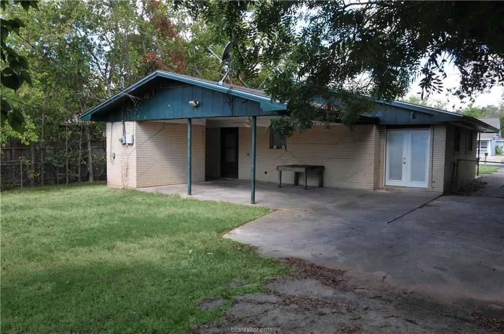 108 Moss St - Photo 2 of 10