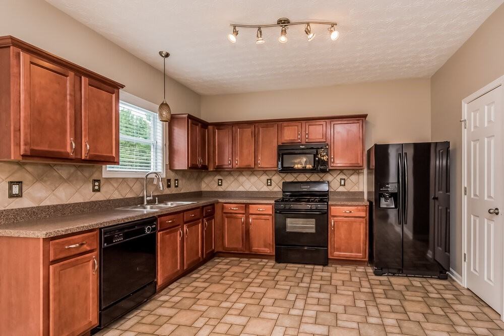 398 Glenleigh Dr - Photo 7 of 18