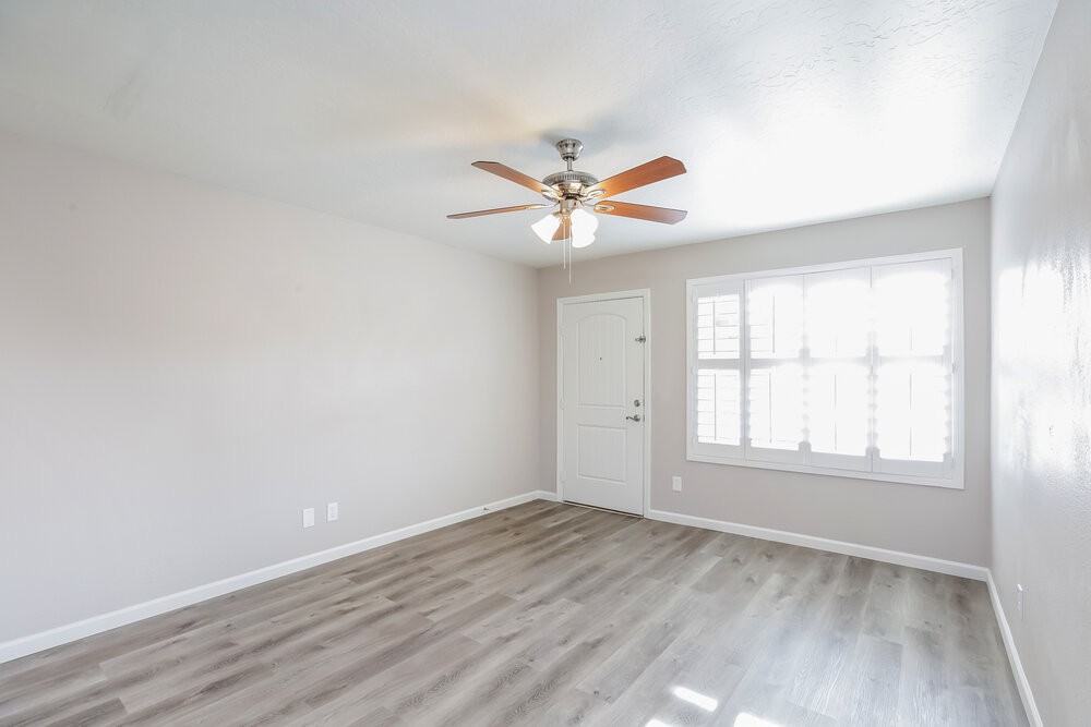 8402 S 15th Way - Photo 3 of 16