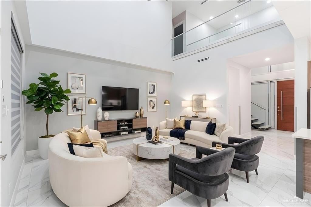 2416 Thames Dr - Photo 3 of 29