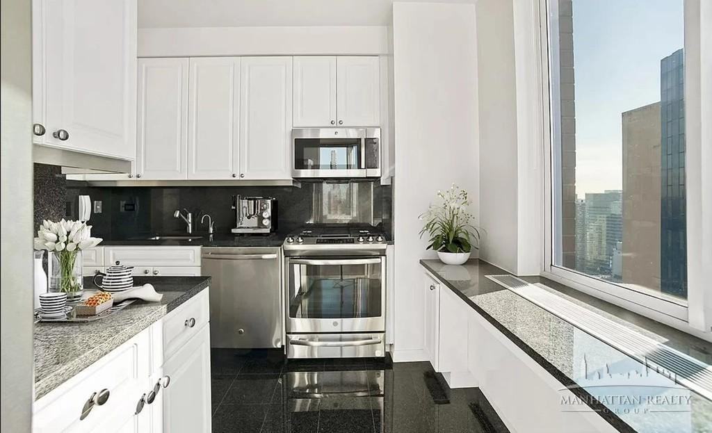 E 39th St #14H - Photo 3 of 6