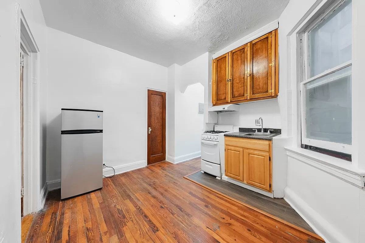 141 Essex St #2B - Photo 2 of 4