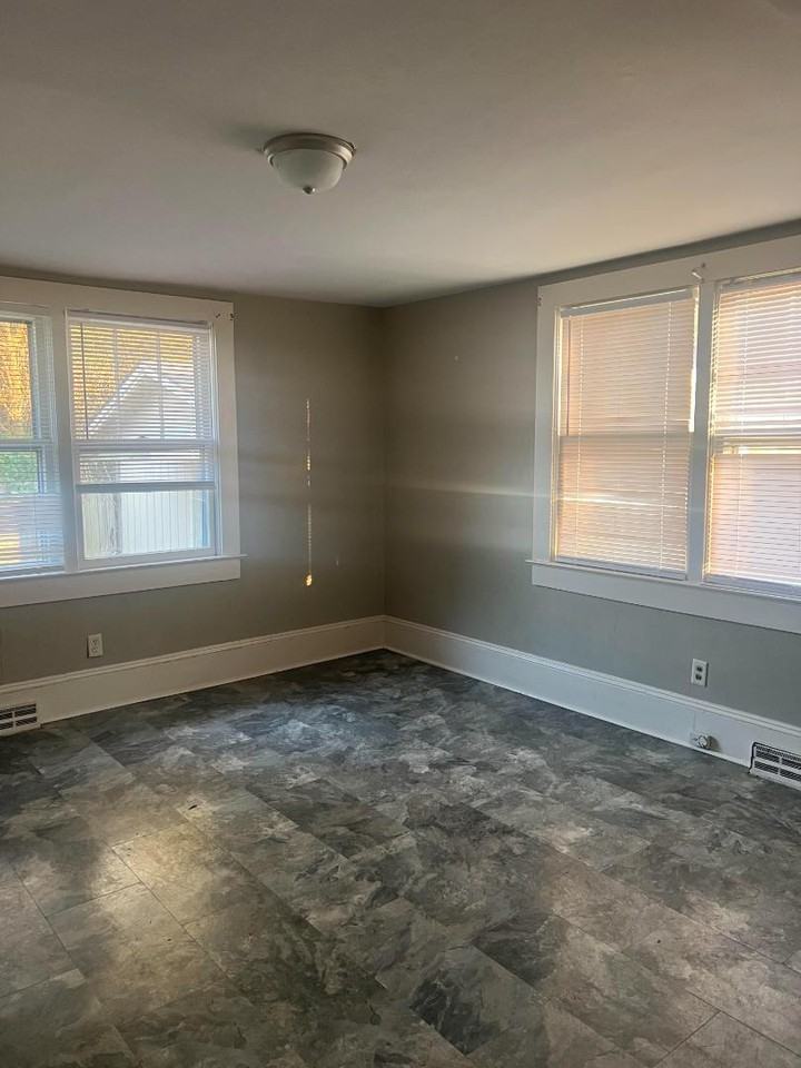 154 S Guerry St - Photo 4 of 20