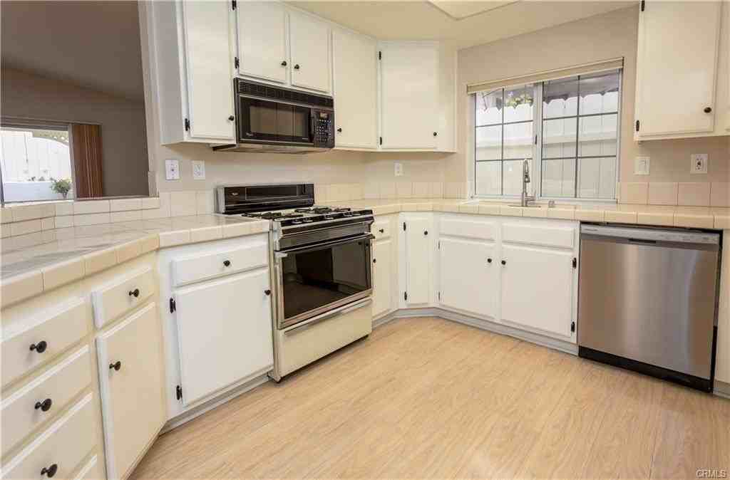 28050 Bavaria Dr - Photo 6 of 22