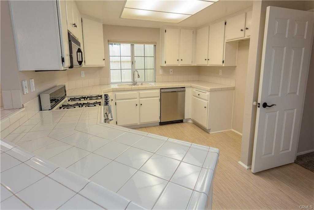 28050 Bavaria Dr - Photo 7 of 22