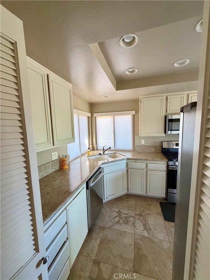 44299 Capri Ct - Photo 4 of 29