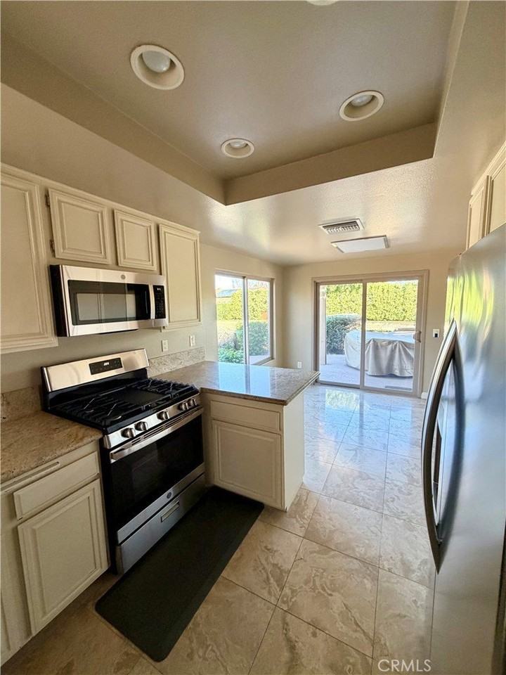 44299 Capri Ct - Photo 5 of 29