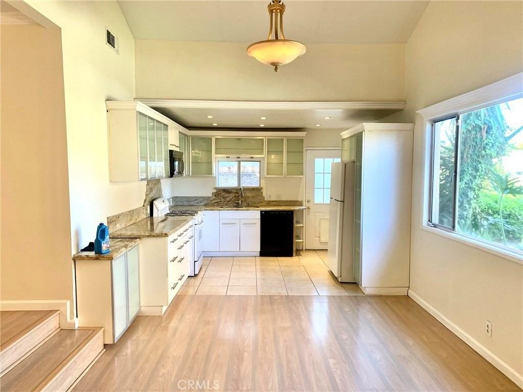 12720 Sarah St - Photo 5 of 16