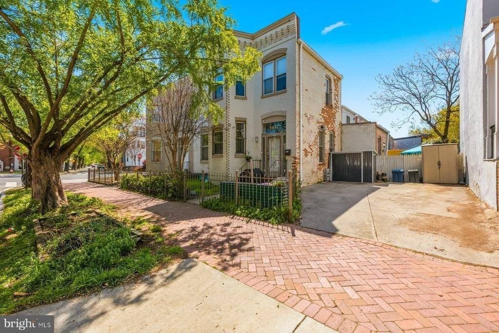 642 15th St Ne #2 - Photo 3 of 30