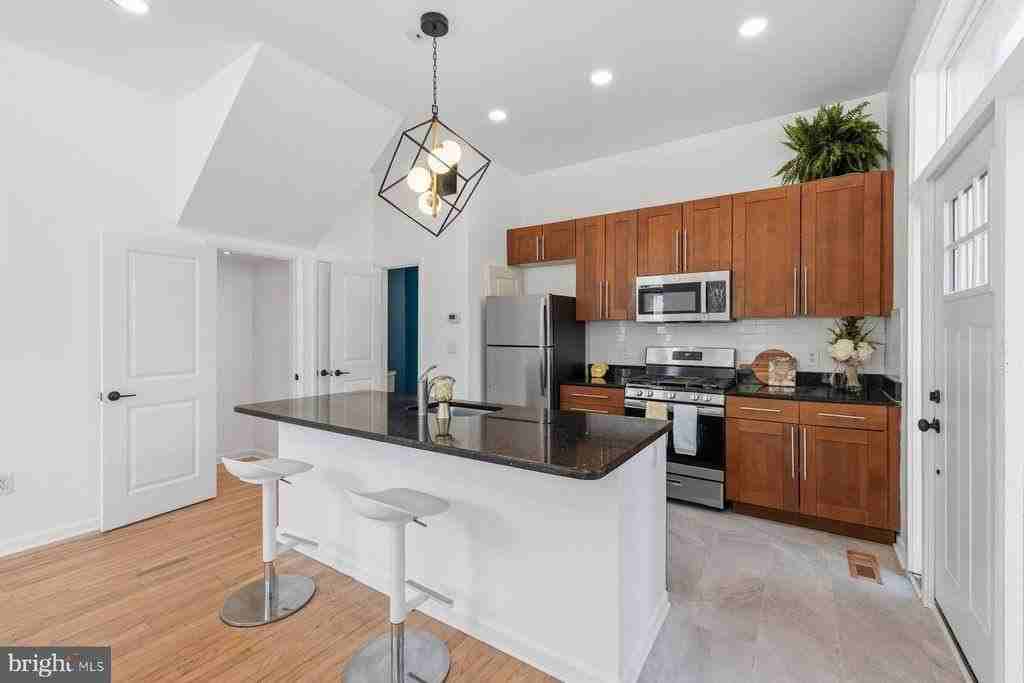 642 15th St Ne #2 - Photo 4 of 30