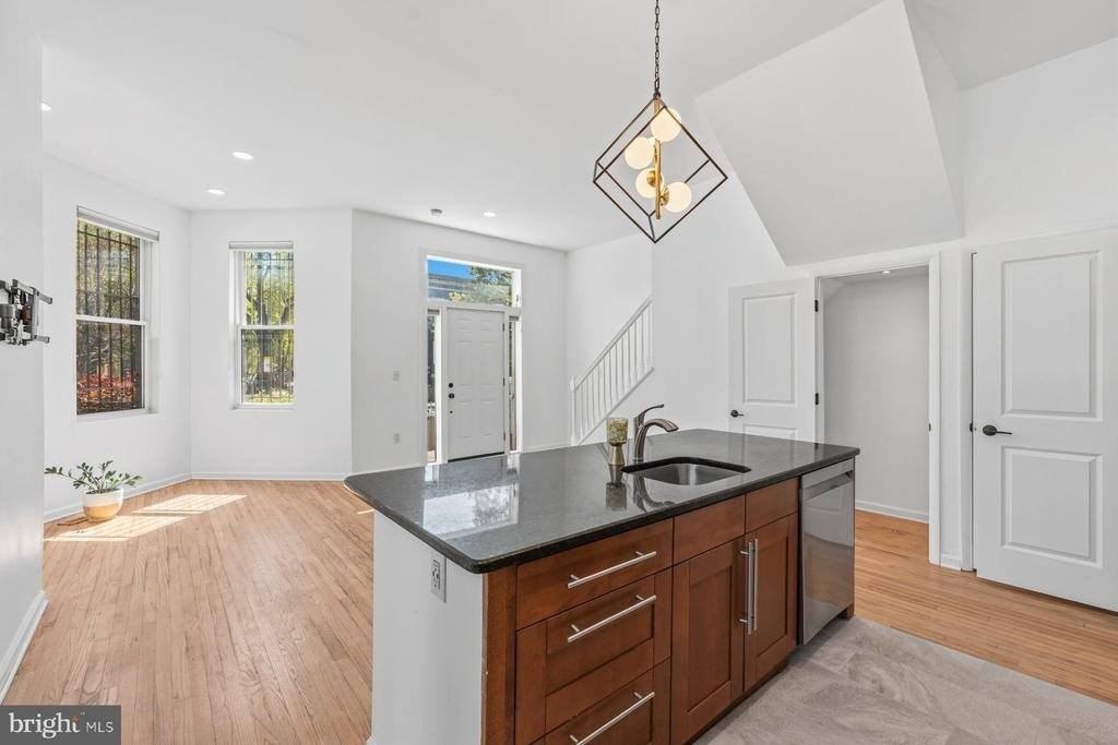 642 15th St Ne #2 - Photo 5 of 30