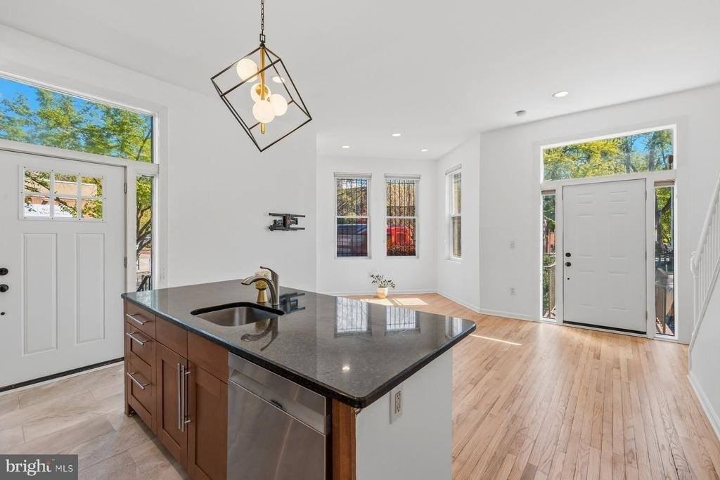 642 15th St Ne #2 - Photo 6 of 30