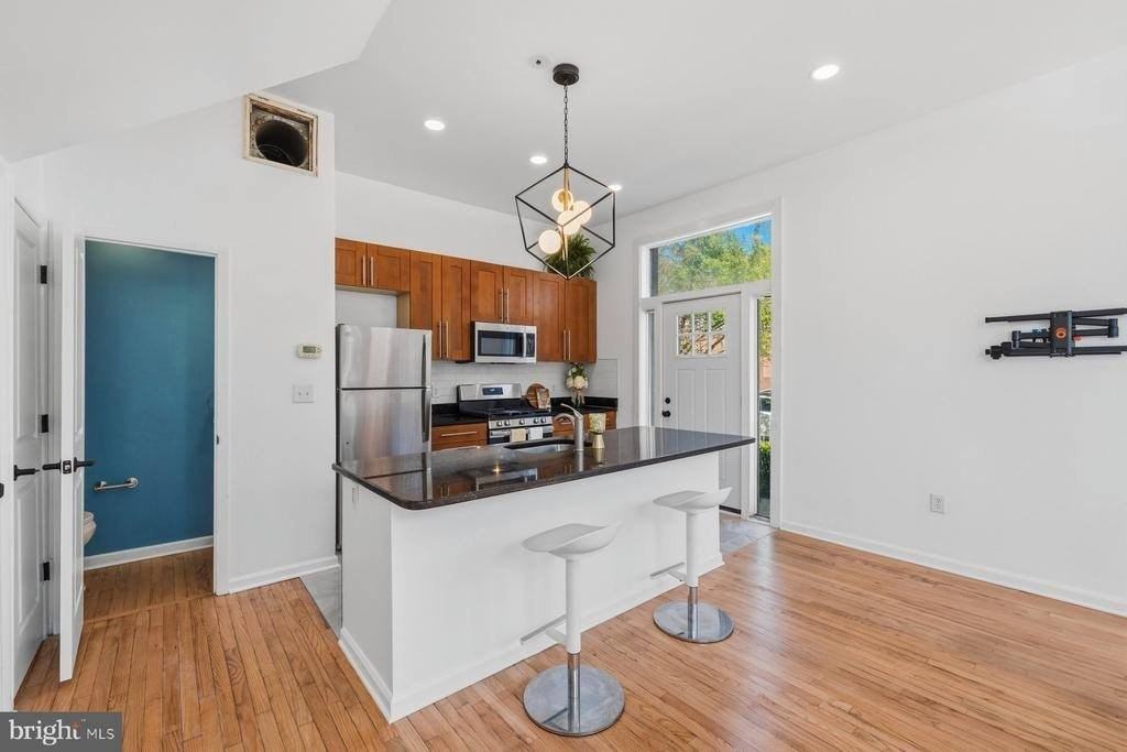 642 15th St Ne #2 - Photo 7 of 30