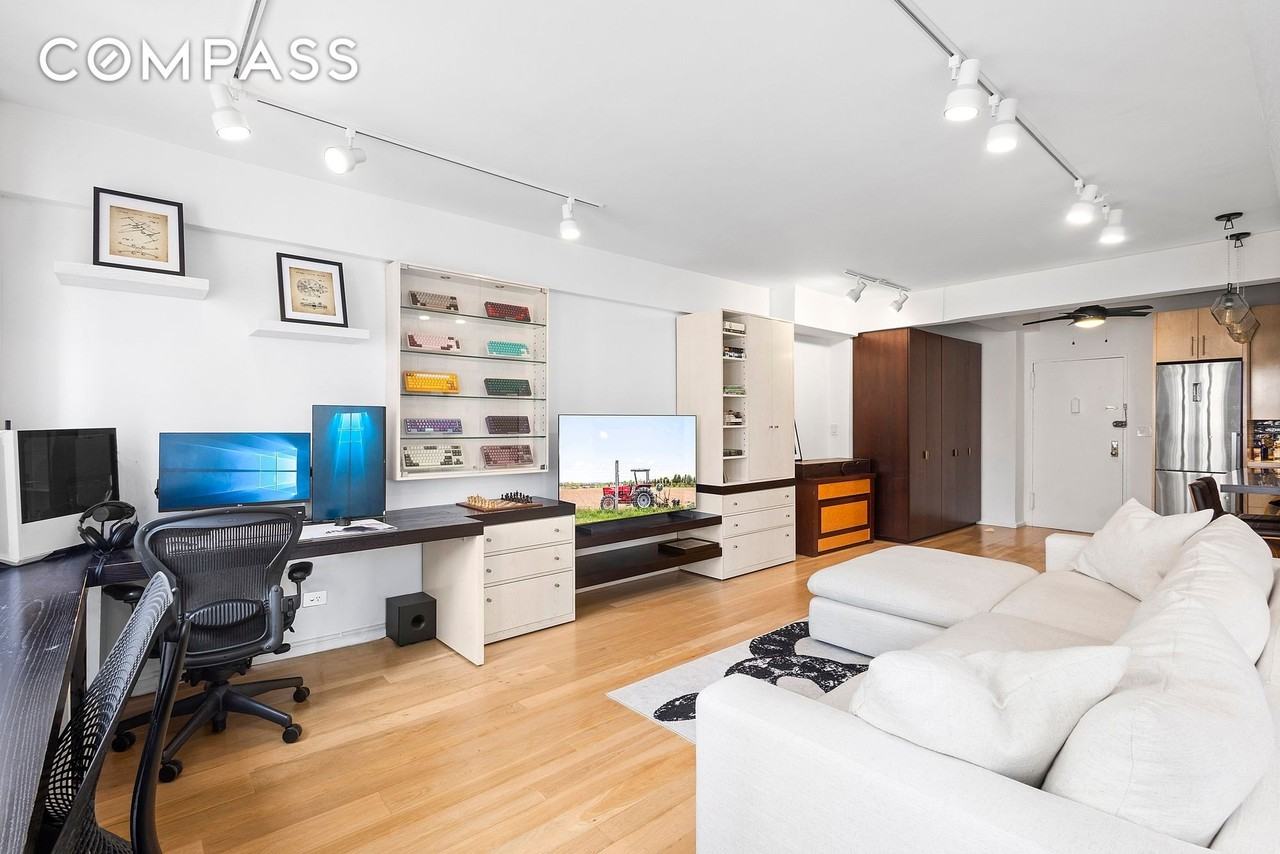 240 E 46th St - Photo 2 of 6