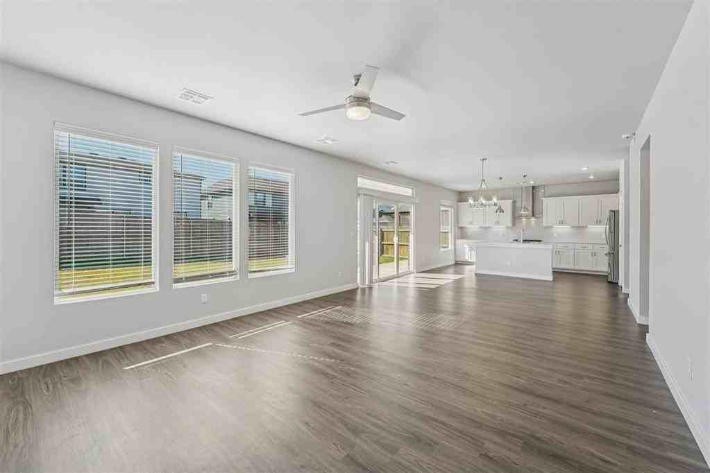 520 Nw 176th Ter - Photo 7 of 35