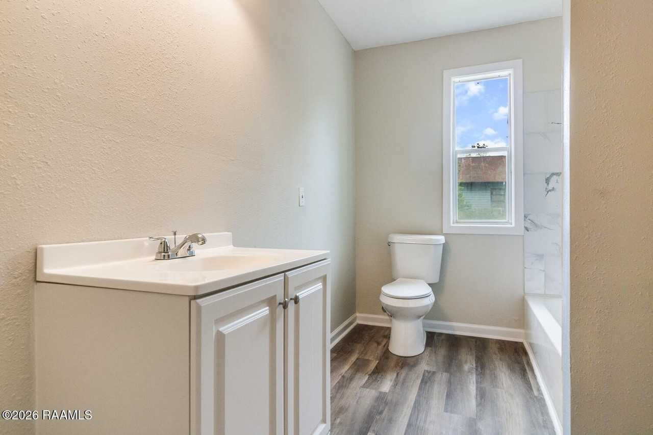 110 Fourth St - Photo 4 of 11