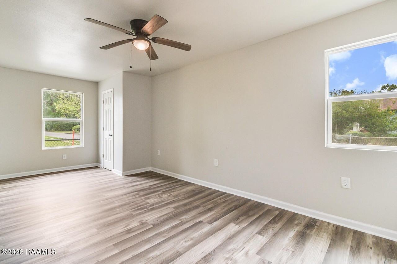 110 Fourth St - Photo 6 of 11