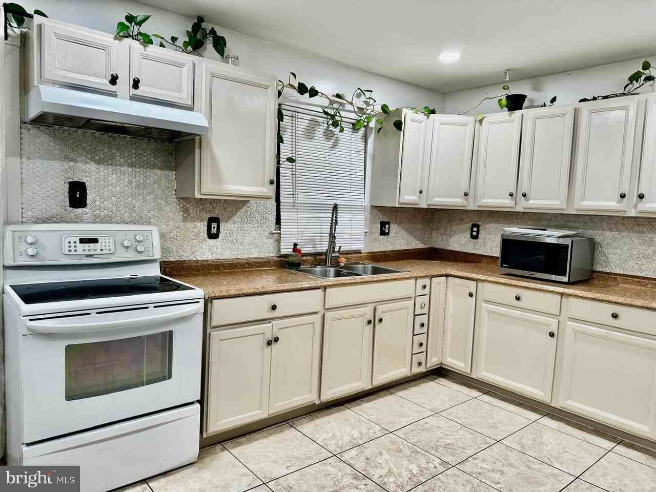 8402 Jinetes Ct - Photo 7 of 26