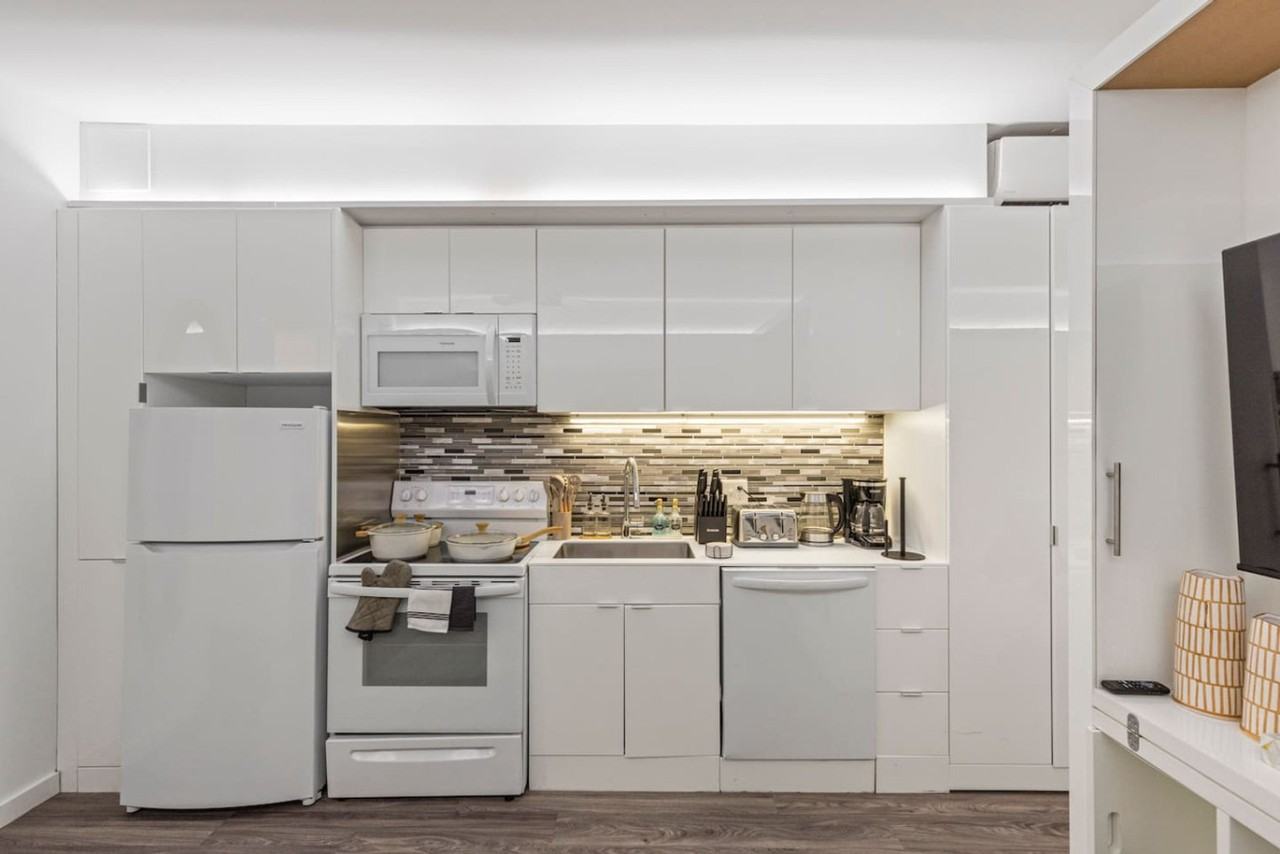 12607 Larchmere Blvd #1335760P - Photo 4 of 36