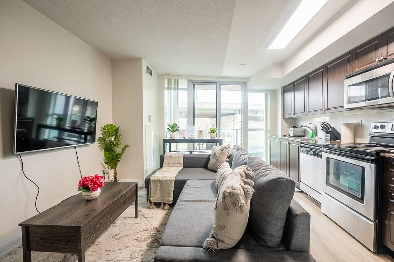 209 Gzowski St #1390137P - Photo 4 of 27