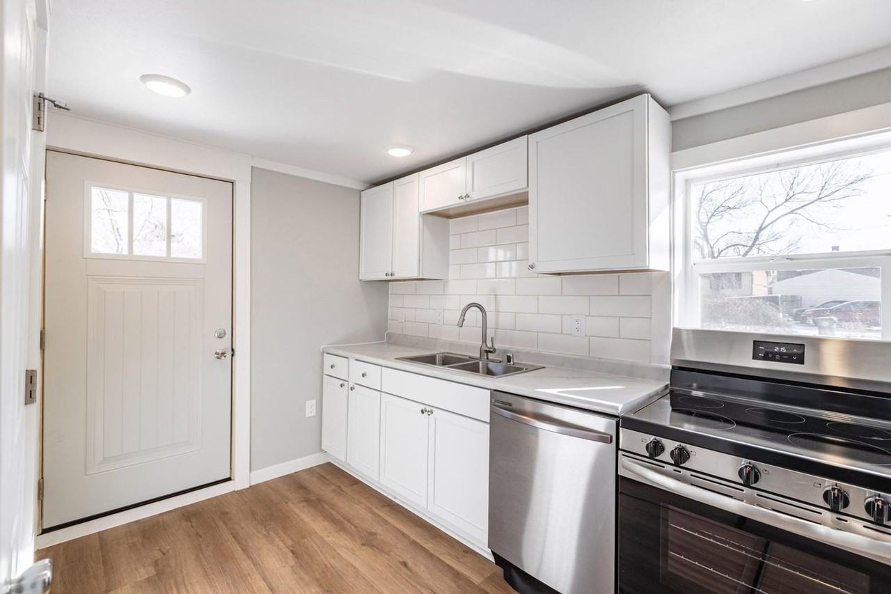 818 Denton St - Photo 3 of 14