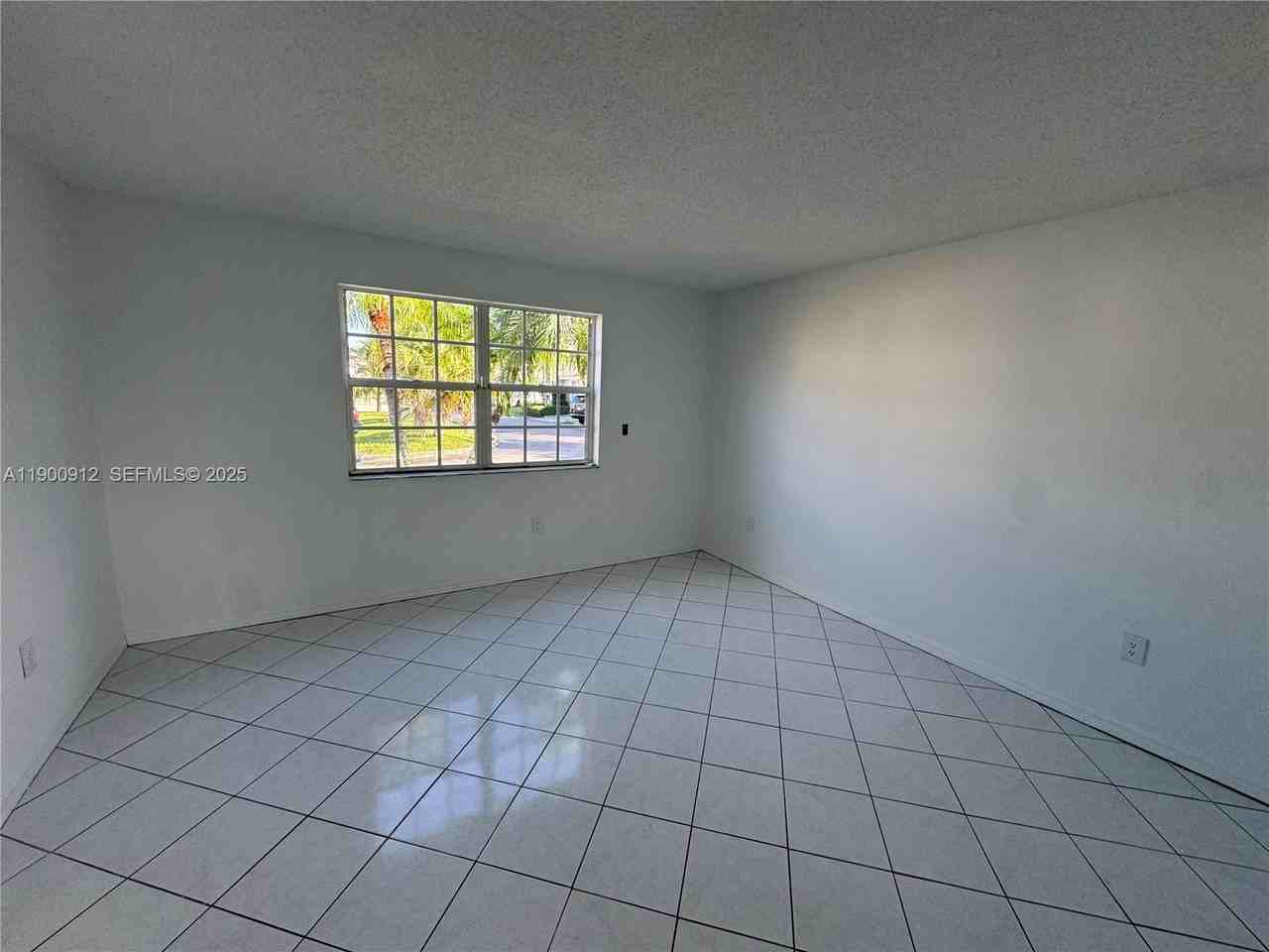 11367 Southwest 161st Place - Photo 5 of 32