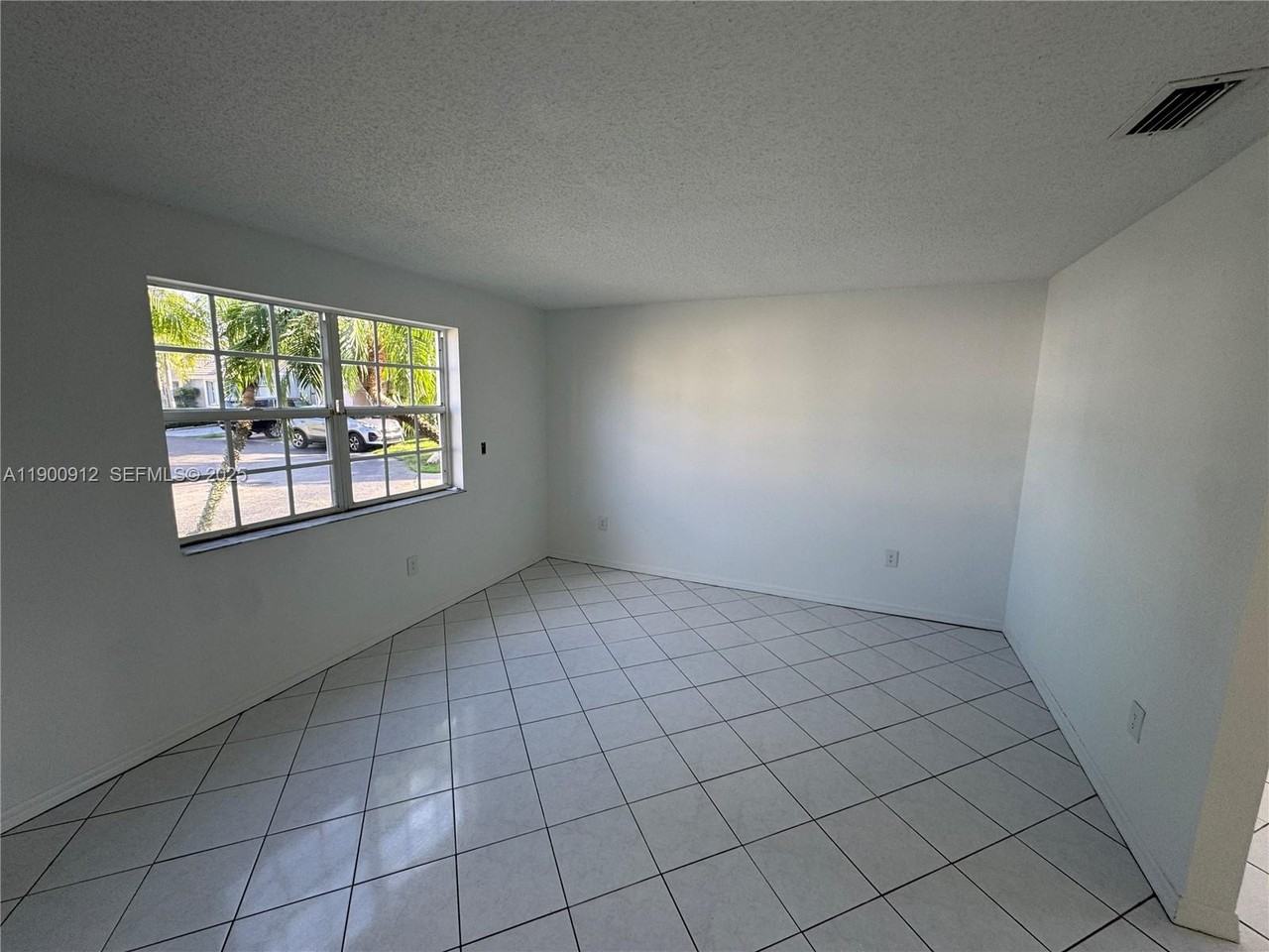 11367 Southwest 161st Place - Photo 6 of 32