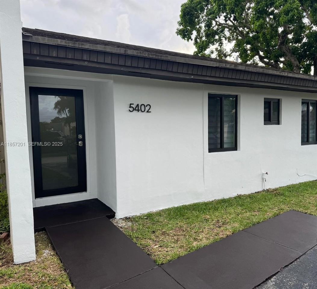 5402 Southwest 138th Avenue #5402 - Photo 4 of 11