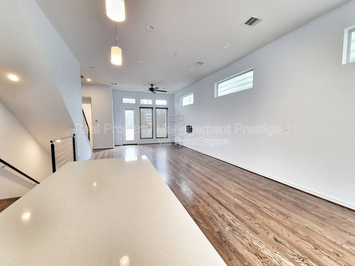 1324 Delano St - Photo 2 of 10